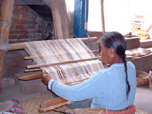 Miguel Andrango weaving