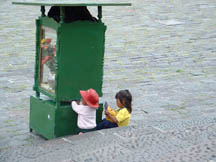 Children in the street, Quito)